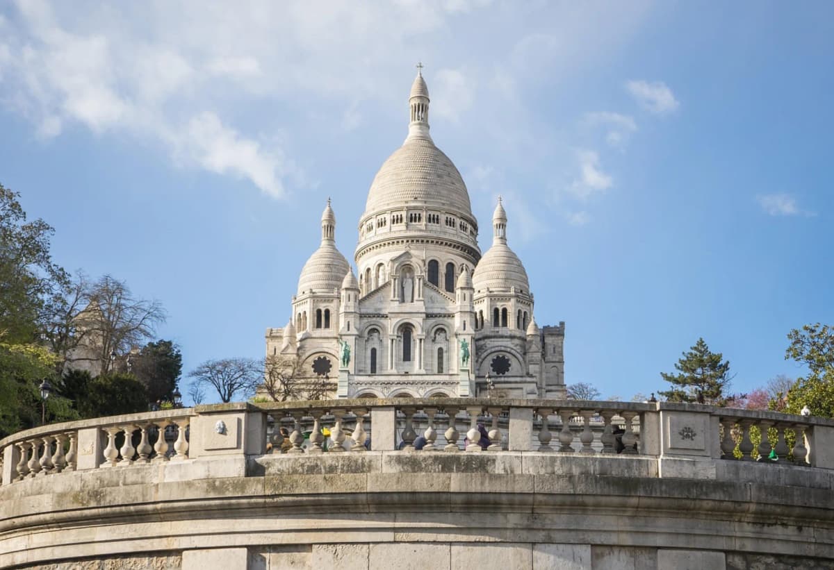 A private 4-hour sightseeing car tour with a visit to the Basilica of the Sacred Heart and the Place du Tertre in Montmartre